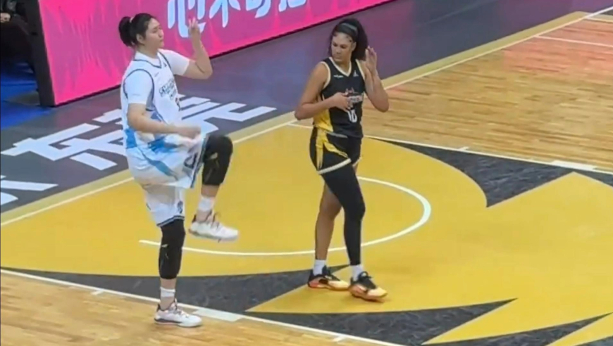 太高了！2米26张子宇热身高抬腿，旁边WNBA球星看到被吓一跳