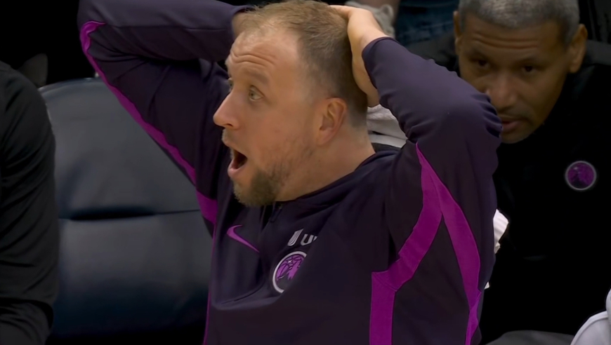 黑哨不演了？森林狼连续遭遇争议判罚 教练组怒视裁判并抱头不解
