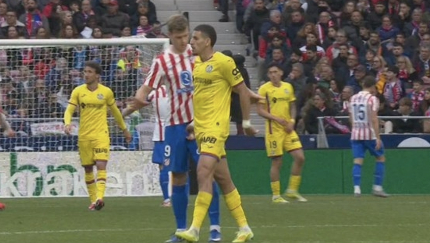 巨大争议！27岁后卫当众摸马竞神锋下体+被红牌罚下 辩解：非故意