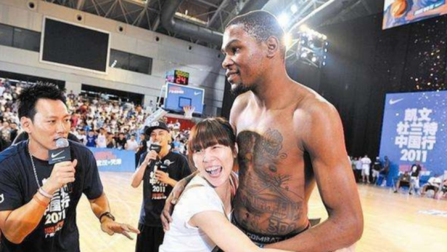 NBA女球迷有多疯狂？阿杜被熊抱，库里被撩，看到科比我服了！