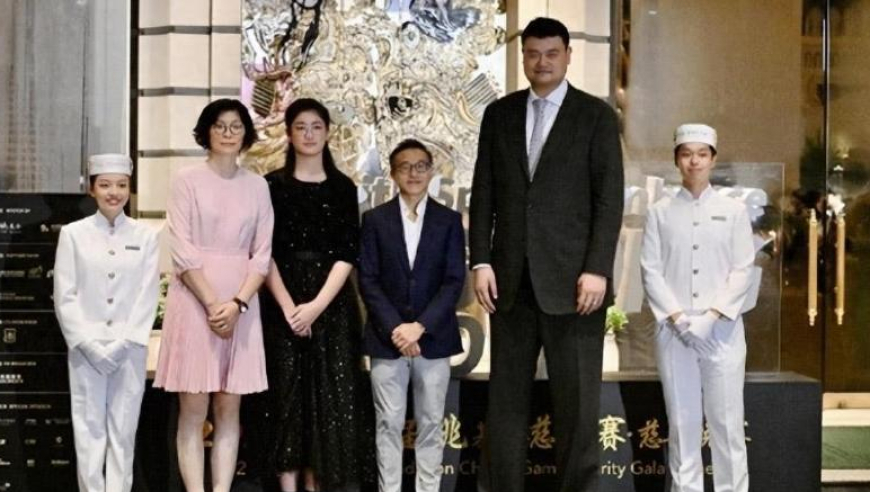 姚明带女儿回上海，15岁姚沁蕾身高近2米，长相像爸被围拍很紧张
