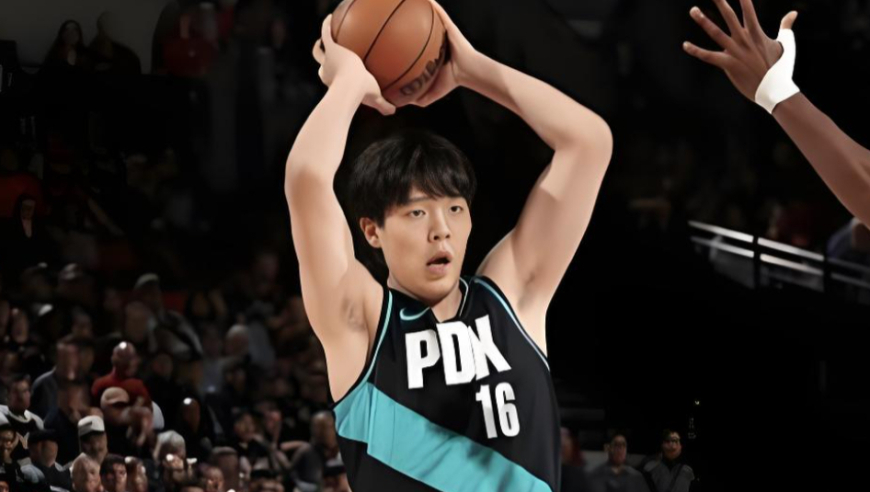 杨瀚森vs老鹰五分钟集锦：登场妙传+篮板 三分打铁后全程折返跑