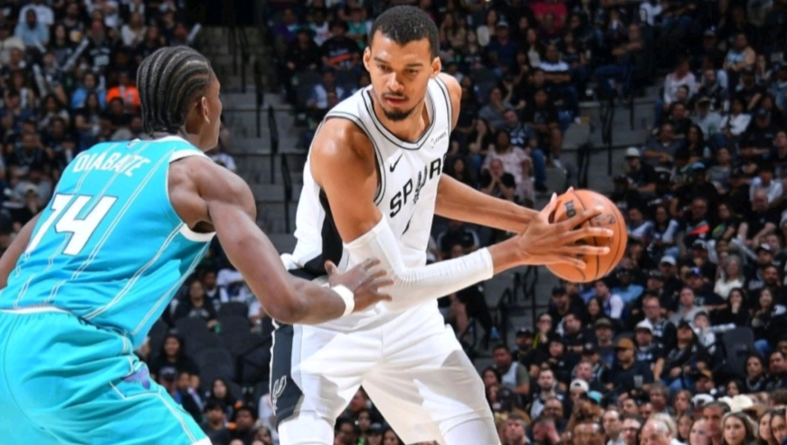 非人类！文班亚马狂轰32+12+8+3封盖统治攻防，全场沸腾