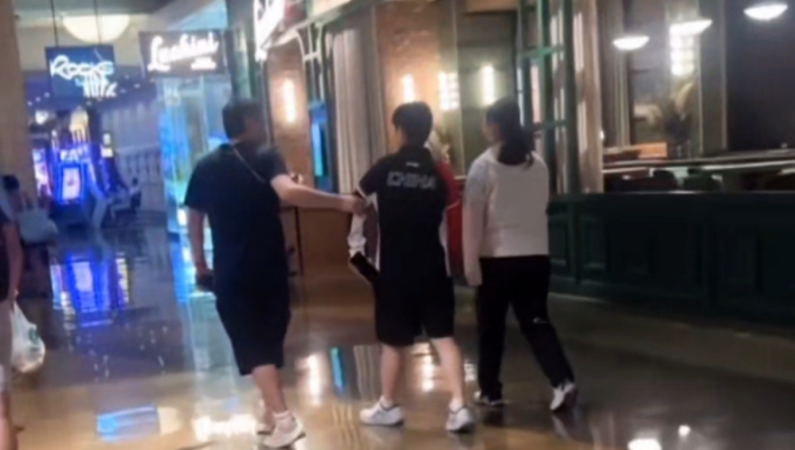 球迷偶遇莎莎邱贻可出门逛街 在邱指导面前撒娇的莎莎一副“你不给我买就不走”