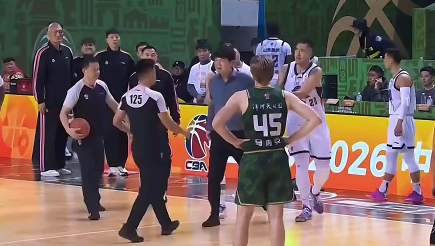 上场 |屠龙勇士变恶龙！CBA儒帅&ldquo;情绪失控&rdquo;冲到场内狂喷裁判被驱