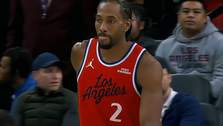 打脸都不吹是吧？莱昂纳德被犯规未吹 随后带领快船轰11-0攻击波