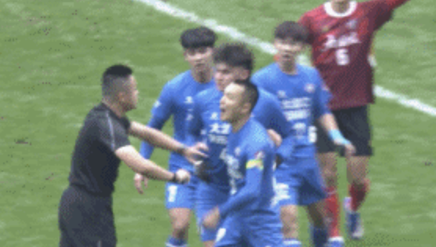中国足球离谱一幕：数十名球员暴怒+追打裁判 边裁被吓得拔腿就跑