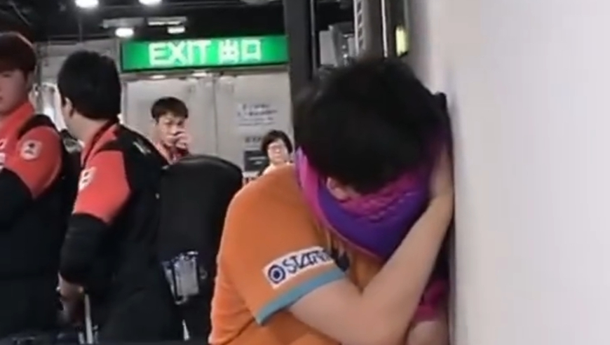 松岛辉空被王楚钦逆转，谁注意赛后？躲在墙角哭泣，没人上前安慰