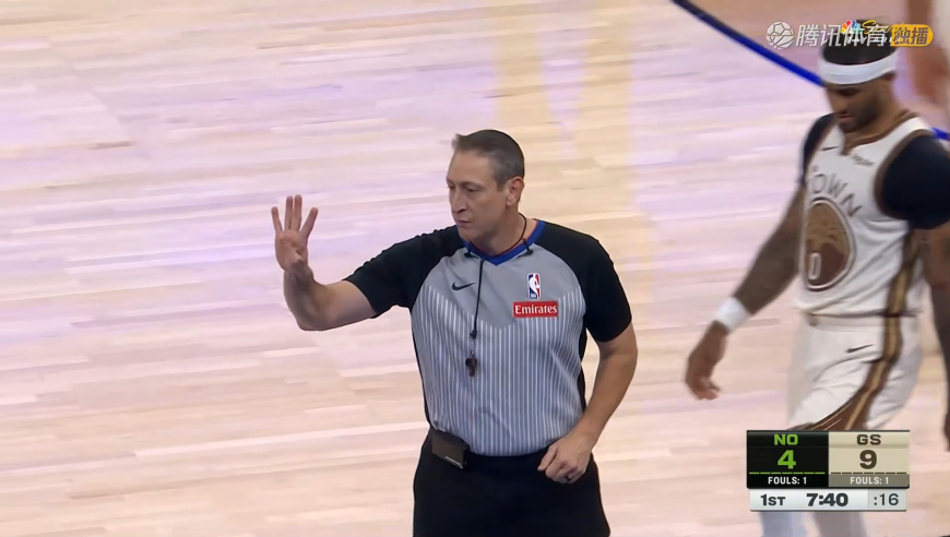 双双吃T！费尔斯穆迪胳膊纠缠在一起爆发冲突 裁判铁面无私给T