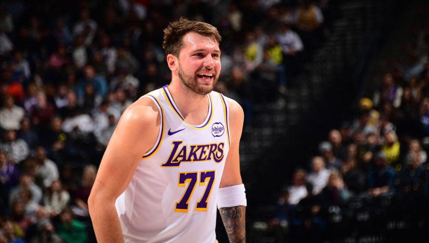 24日NBA官方十佳球：约翰逊凶残滑翔隔扣 东契奇天秀穿裆操作