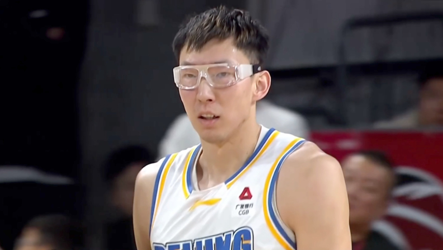 周琦9分10板表现回顾：末节0分 两度搂人大动作逃过处罚