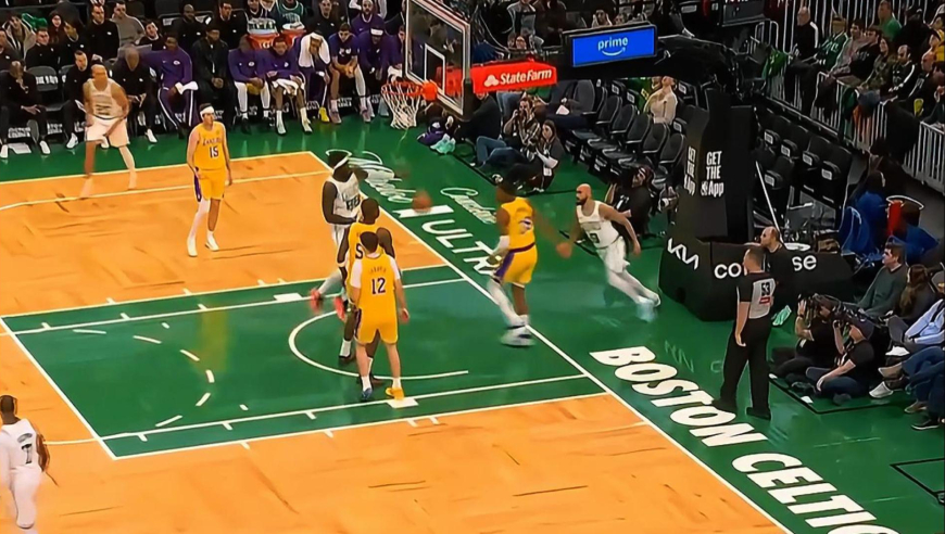 残阵大对轰！里夫斯连罚带突 湖人凯尔特人一分钟时间对轰13分