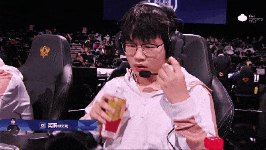 上海RNG.M对战武汉eStarPro的第二局比赛中，做出人员轮换