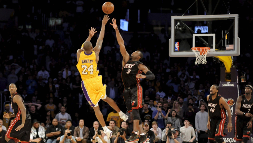 科比生涯名场面：绝杀韦德骑扣霍华德 哪个画面是你心中的经典？