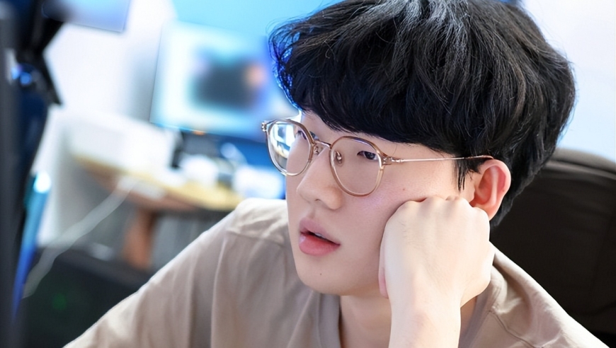 Viper完成BLG首秀，极限反应躲石头人闪现大招，解说直呼打出身价