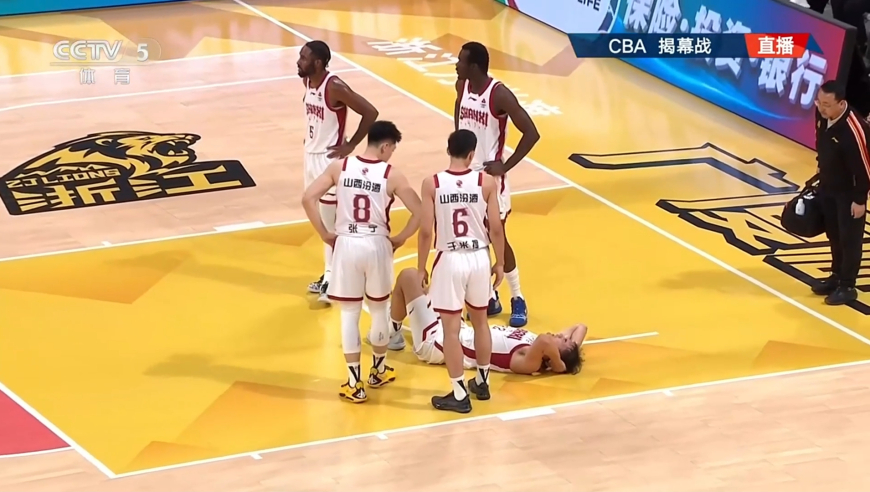 跳水运动员？刘东一肘撞飞塔克自己装模作样倒在地上 捂着头不起来