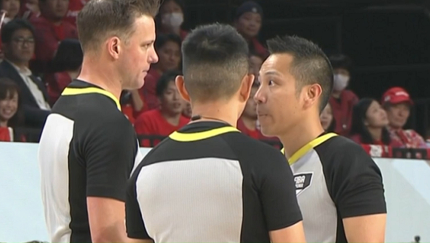 2分钟还原！中国男篮逆转日本，裁判的10次&ldquo;没收&rdquo;得分判罚