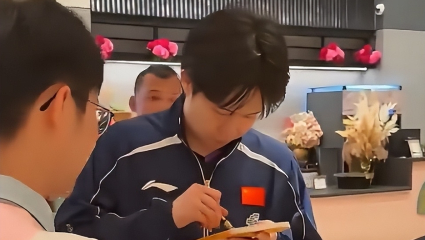 王楚钦&ldquo;拒签白纸&rdquo;上热搜！网友热议，律师提醒