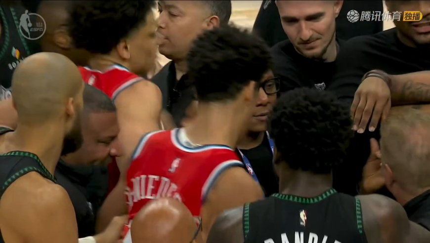 打架了！邓恩故意抓着兰德尔衣领还打脸 被裁判直接驱逐