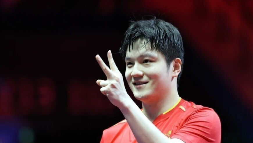 樊振东喜事连连，雷军送他500克金球拍，一身衣服9000块钱引争议