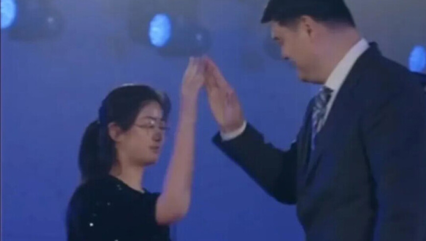 姚明15岁女儿身高近2米，父女现身上海同台亮相，网友：满满的父爱