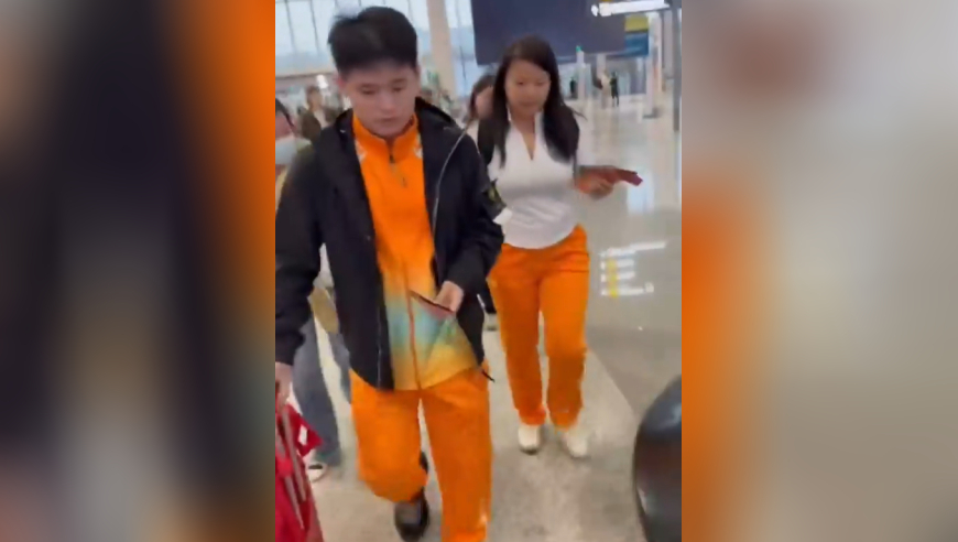 林诗栋出发澳门参加全运会，被大妈粉追着送苹果，强行塞同伴手上