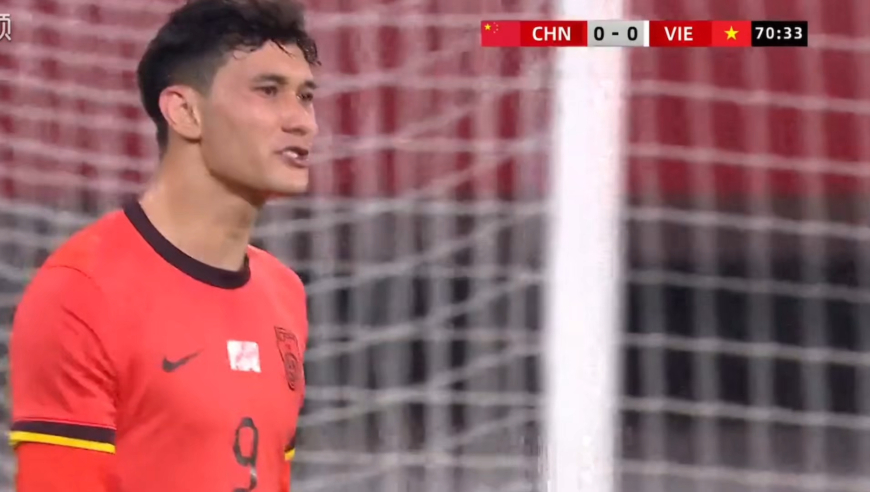 稍显急躁！U22国足快速反击打穿越南，拜合拉木小角度单刀打在边网