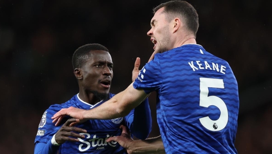 足坛一夜动态：曼联0-1！掌掴队友被罚下活久见，葡萄牙奥地利争冠