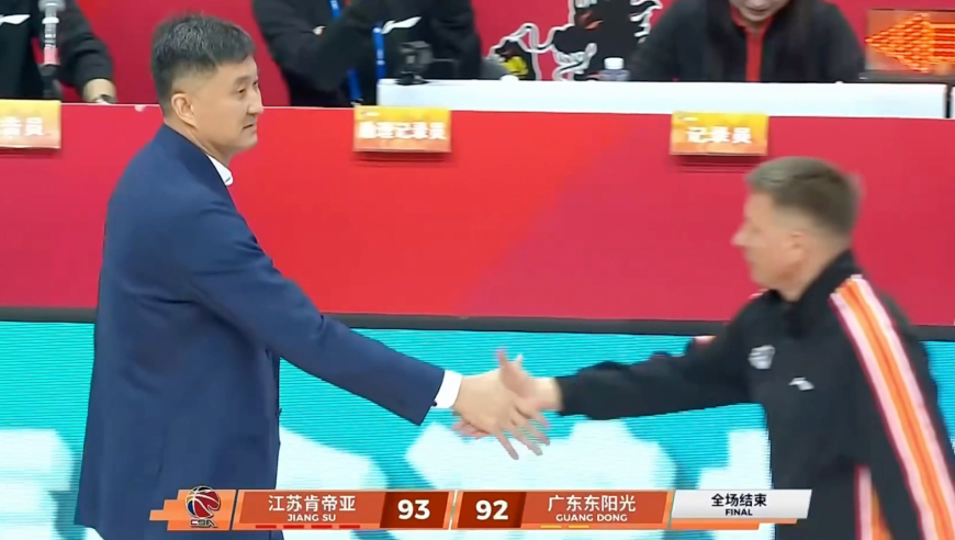 杜锋无奈！徐杰关键时刻绝杀三分不中被撞倒 裁判未吹犯规广东不敌江苏