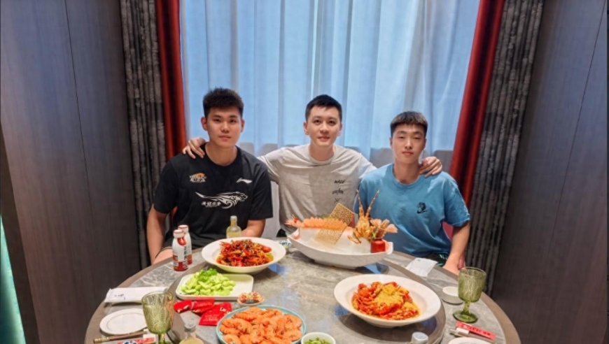 耐人寻味！杨鸣全虾宴请黄实秋张峻豪，名记：玩谐音嘲讽篮协？