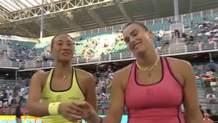 属实打不过！郑钦文笑着握手大魔王：惨遭硬地7连败 奖金73万出局