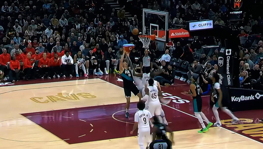 机会靠自己创造！杨瀚森抢篮板造成骑士犯规 两罚全中获得首分