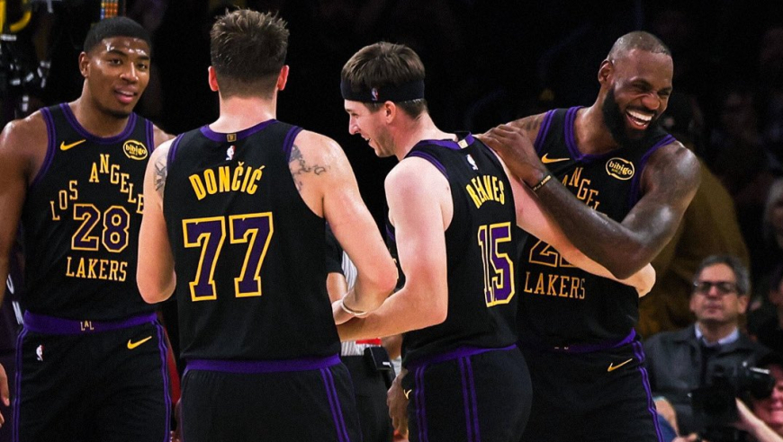 詹姆斯首秀有多开心？队友进三分他抢镜，与里夫斯致意忽视东契奇