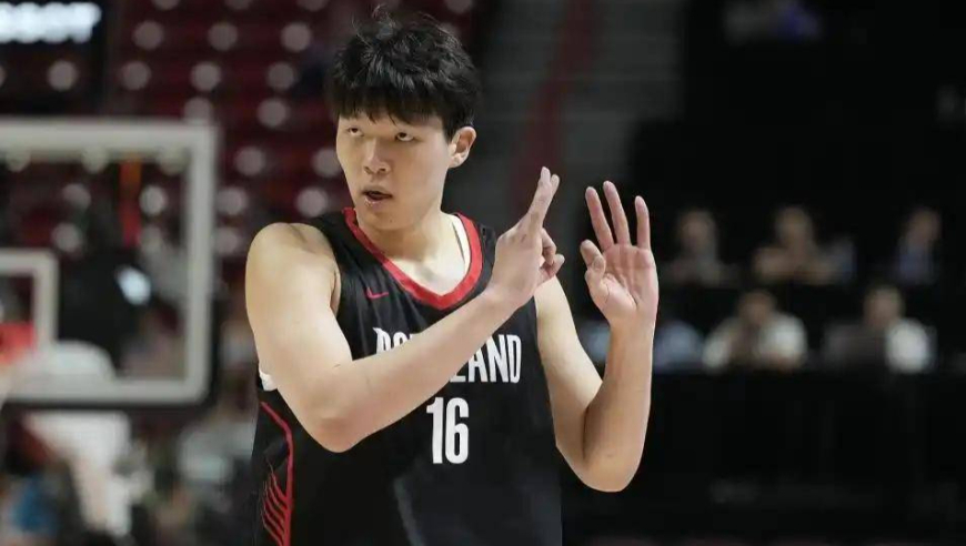 杨瀚森登场11分钟全程：上场就进三分 被队友无视后怒抢队友篮板