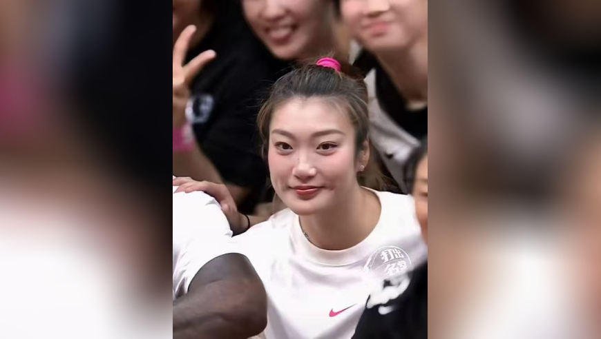 李梦追星詹姆斯圆梦了！与老詹庆祝，做霸王步，赵睿也是老詹迷弟