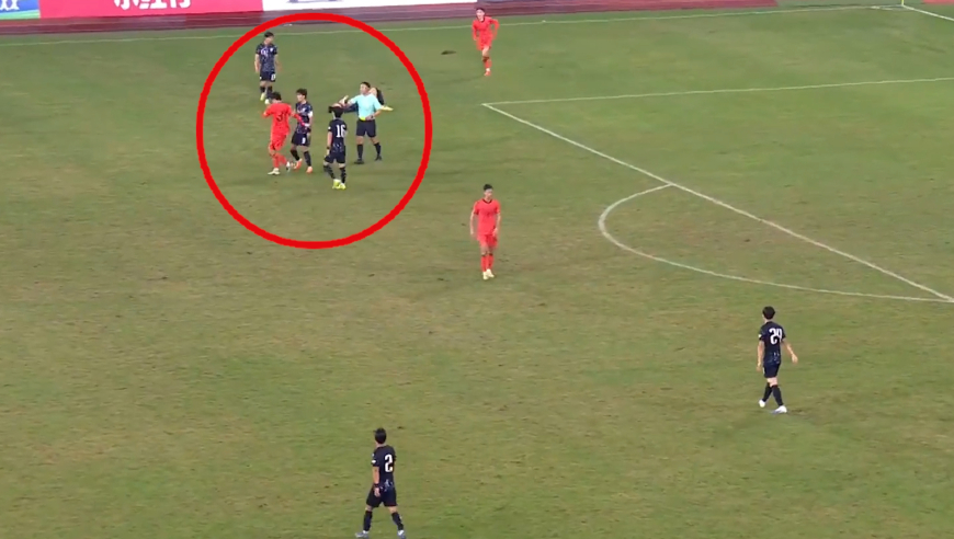 拜合拉木倒地遭韩国球员嘲讽，王博豪为其出头染黄，徐彬回传送单刀大礼逃过一劫