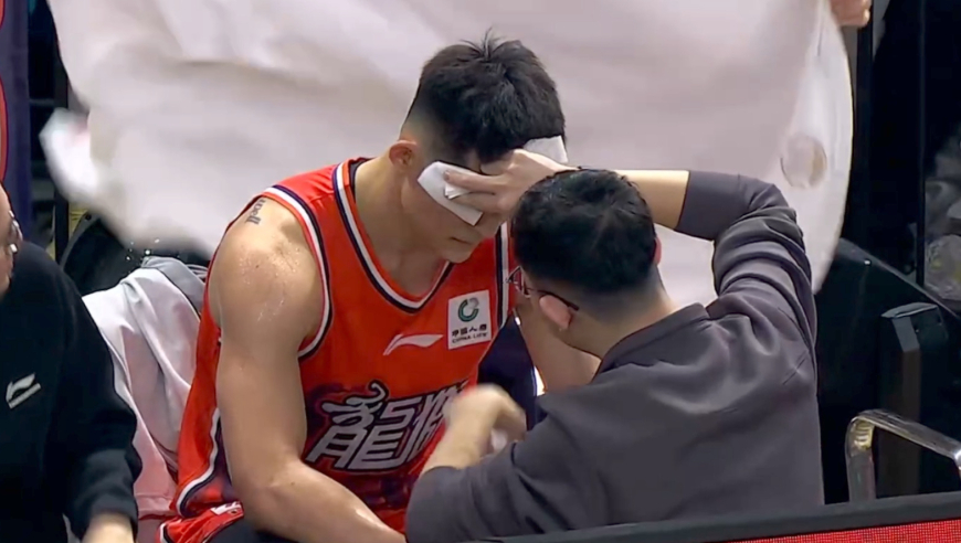 篮不住嘴 | 难怪杨瀚森被肘击后还笑 CBA一夜三起伤人国手出血
