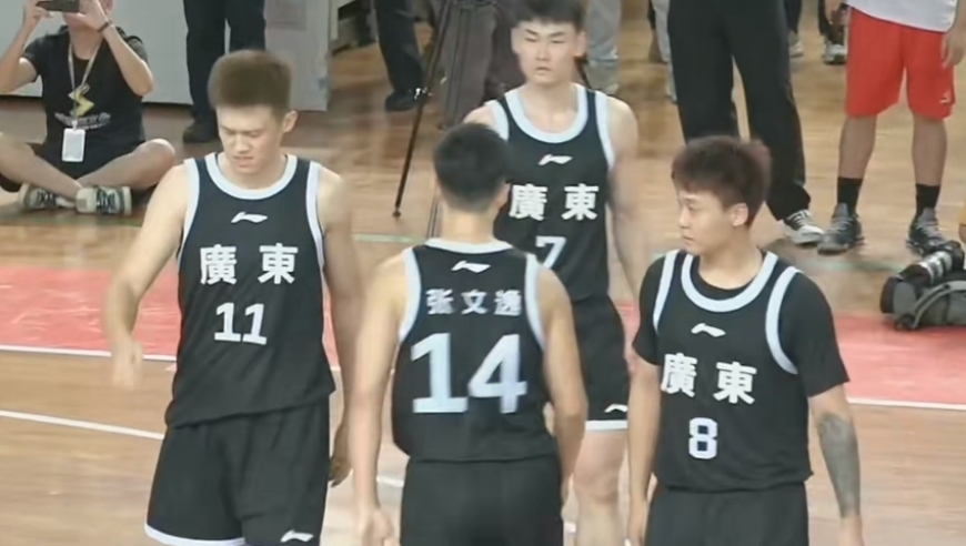 广东队热身赛发生激烈冲突，周鹏一拳一肘打倒对手，篮球场秒变拳击场