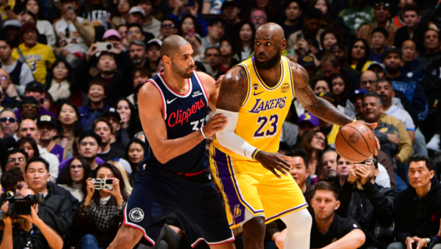 湖人三巨80+24拒快船逆转！詹皇连续五场10+助攻 小卡31+5伤退