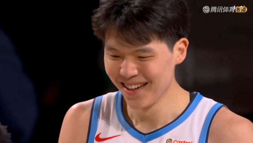 笑的像20岁的孩子！杨瀚森上场就投进三分 紧接着又反击打成2+1