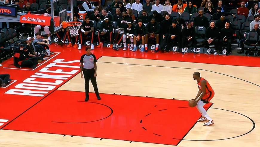 帮不上忙还添乱！快船第三节领先 大洛场边吃技犯后杜兰特连拿4分