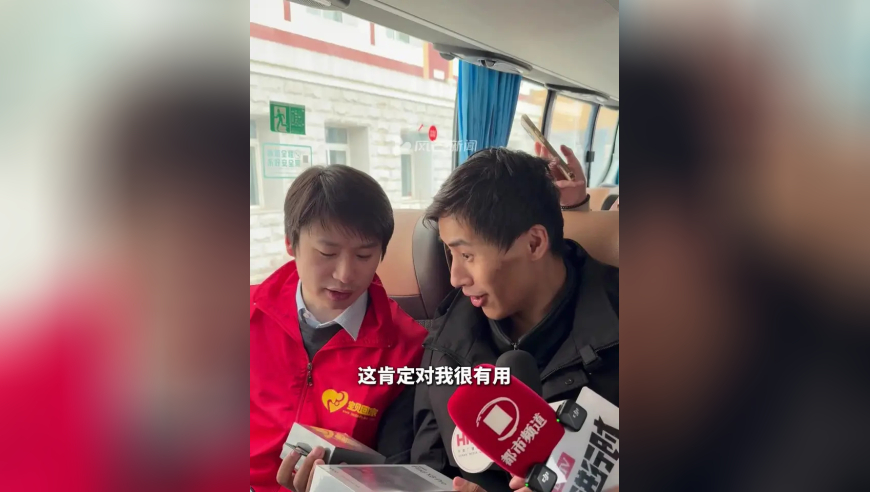 漂泊海外20年 29岁张云鹏今日回家，视频时爸爸妈妈都很心疼儿子，爱心人士送给他一部能翻译的新手机，张云鹏很惊喜：能和爸爸说话了