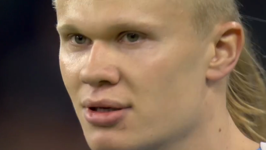 哈兰德失点！主裁判争议判罚，范戴克鼓掌嘲讽，红军门将送点后神扑