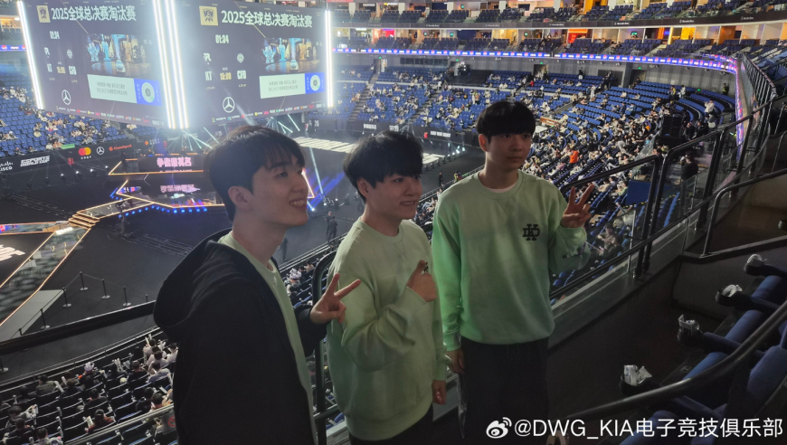 粉丝偶遇Showmaker，许哥主动问要不要合影