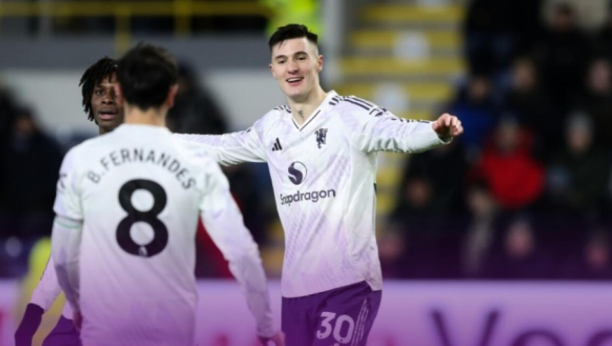 英超-曼联2-2伯恩利3连平！舍什科双响，海文乌龙，弗莱彻无缘开门红