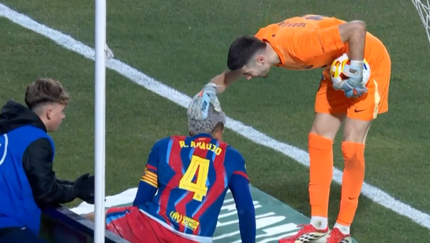 什么操作！巴萨门将扑住单刀后抱球走出底线庆祝，白送对手一个角球连解说也笑了