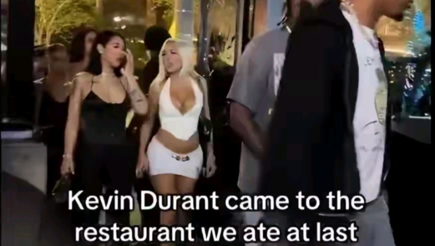 审美在线，杜兰特输球后与好友约饭，身后一众白人美女跟随