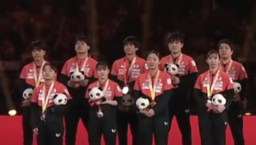 国乒夺冠后奏唱国歌，张本智和在后排未鼓掌+黑脸，妹妹则默默鼓掌