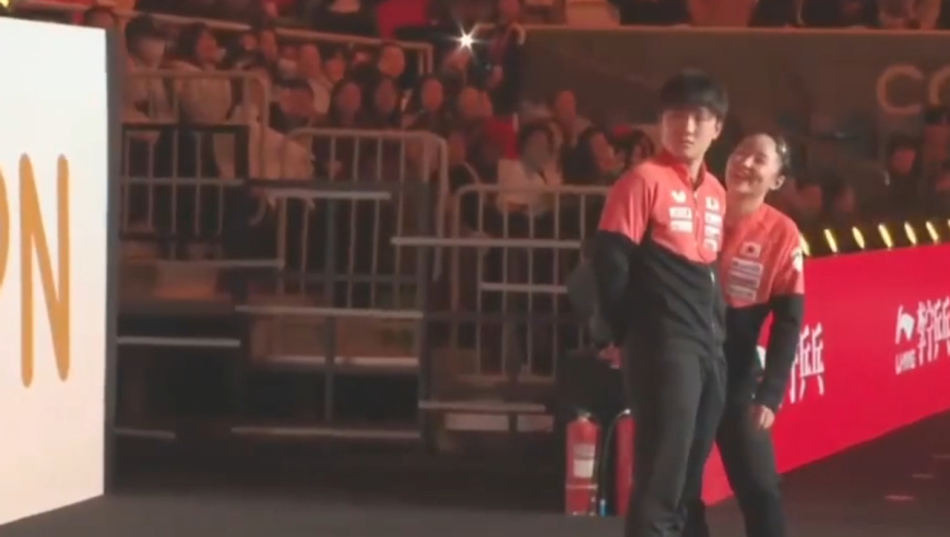 赛前被主持人喊错名字，张本智和拒绝登场，妹妹在一旁不停地笑