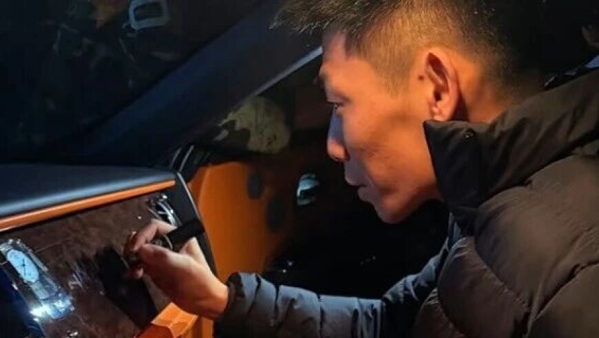 旭旭宝宝为他破例停播？劳斯莱斯让签名，被粉丝围追堵截太疲劳